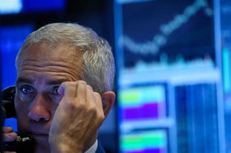 Wall St cierra con pocos cambios en una sesión corta las acciones de