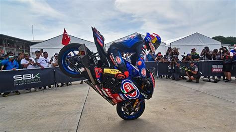 Toprak Razgatlioglu Berhasil Menangkan Balapan Pertama World Superbike