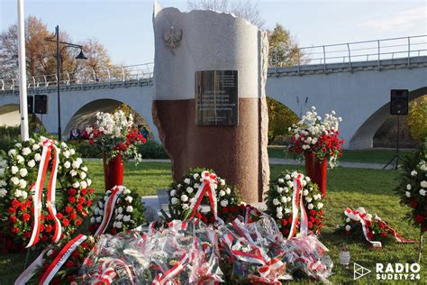 W Strzegomiu stanął pomnik ku czci ofiar katastrofy smoleńskiej WIDEO