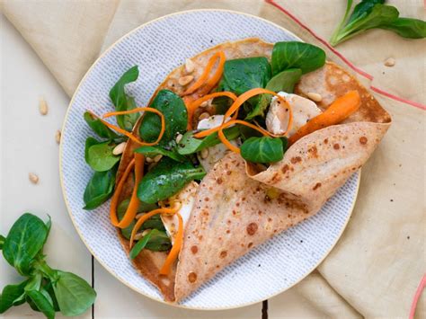 Gefüllte Dinkelpfannkuchen mit Salat und Ziegenkäse Rezept EAT SMARTER