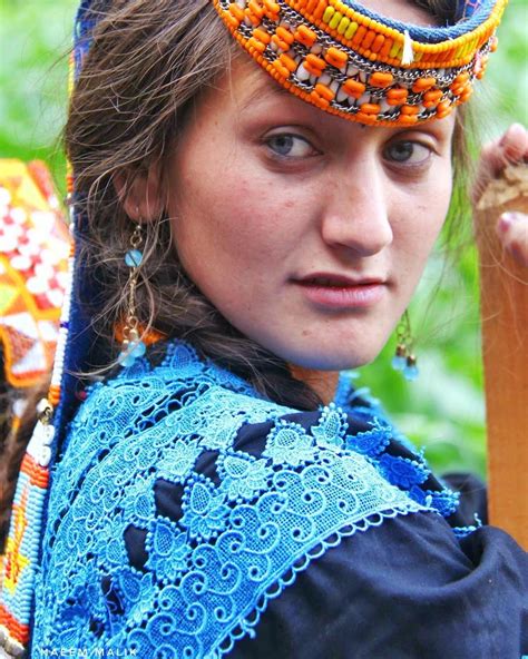 „Gossips, the girls from the Kalash pagan tribes of Hindukush, Chitral ...