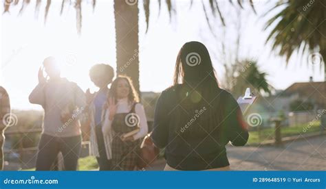 Saludo Escolar Y Un Profesor Con Estudiantes En El Campus Para El