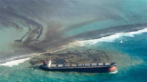 Mauritius races to contain oil spill, protect coastline amid high winds, rough seas | CBC News