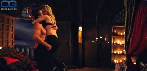 Emily Bett Rickards Nude Pictures Onlyfans Leaks Playboy Photos Sex Scene Uncensored