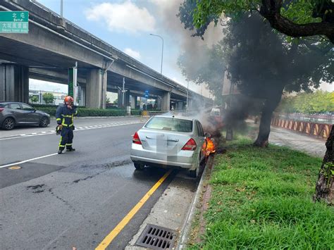 （火燒車片）台中火燒車！自小客車行進中突然異常抖動 停靠路旁隨即起火 Enn台灣電報