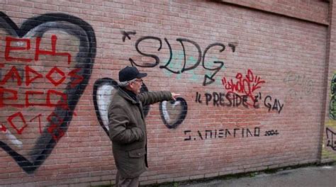 Scrivono sul muro della scuola Il preside è gay ma lui non fa cancellare la scritta