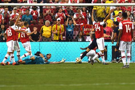 Real Madrid 2-2 Arsenal result: Gareth Bale scores as Real win penalty ...