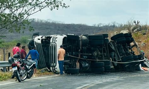 Carreta Tomba Em Estrada Do Paje Mata Pai E Deixa Filho Ferido