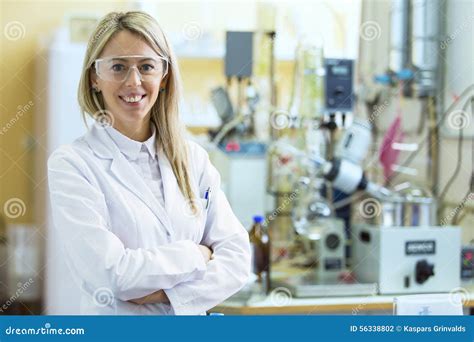 Químico Joven Sonriente En Laboratorio De Química Foto De Archivo