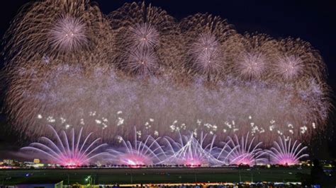 【秋田】全国花火競技大会「大曲の花火」2023年8月26日（土）開催概要｜歴史・観覧場所・渋滞情報・子供連れ必見の注意事項までご紹介