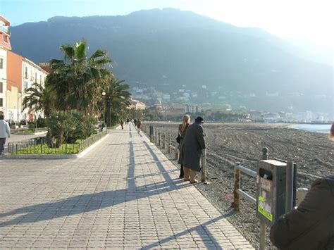 Castellammare Di Stabia Uomo Perde Il Lavoro E Si Impicca Nel Suo