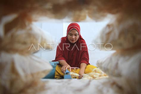 Produksi Kerupuk Kulit Terkendala Bahan Baku Antara Foto