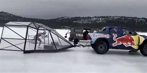 Bate el récord de velocidad patinando alcanzando los 103 km h Deportes