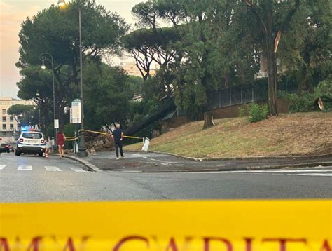 Maltempo A Roma Allagamenti E Alberi Caduti Due Persone Bloccate In