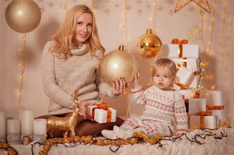 Vrolijke Kerstmis En Gelukkige Vakantie Klein Jong Geitjemeisje Met Mammazitting In Verfraaide