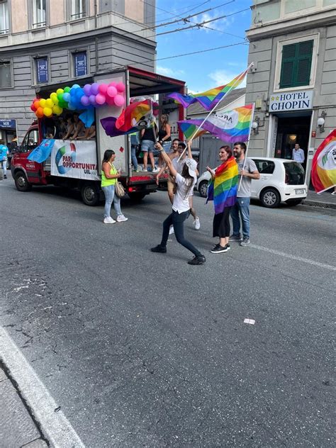 Liguria Pride 2023 il corteo arcobaleno invade la città tra amore