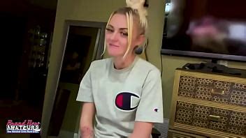 Petite blonde mature impertinente frotte ses tétons et doigte profondément sa chatte XVIDEOS