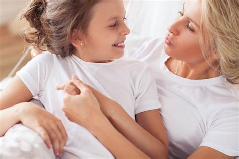 Scène De Famille Heureuse Mère Et Fille Dans Un Lit Photo Gratuite