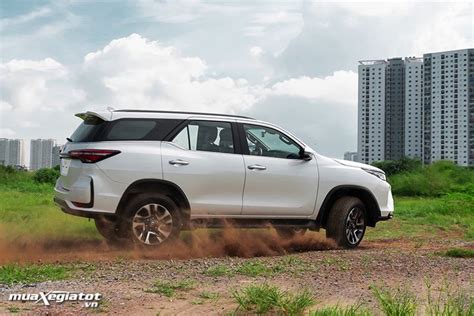 Toyota Fortuner Legender 2 8AT 4x4 2024 Chi tiết thông số xe và giá