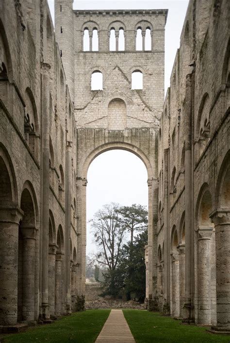 L abbaye Saint Pierre de Jumièges fondée en 654 par Saint Philibert de