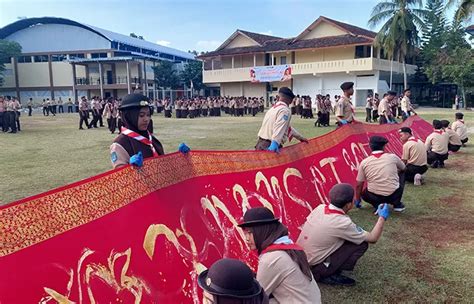 Motif Abstrak Simbol Kebebasan Sambut HUT RI Ke 79 Pramuka SMKN 2