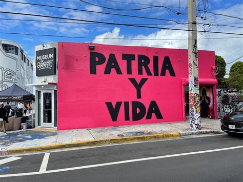 Grafitero Cubano De Miami Realiza Un Gran Mural Con El Lema Patria Y Vida