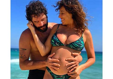 Giselle Itié mostra barriga da gravidez em dia de sol na praia