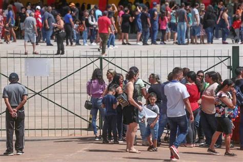 Divisão de senhas e fila quilométrica causam indignação em frente ao