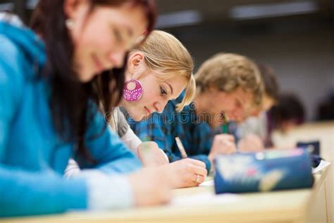 Étudiant Universitaire Sasseyant Dans Une Salle De Classe Image Stock