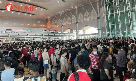 Massive Crowd At Jb Customs As Travellers Return To Singapore At End Of