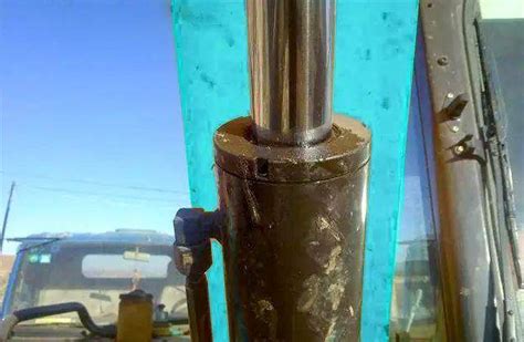 What Should I Do If The Hydraulic Cylinder Of The Excavator Leaks Oil