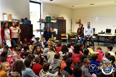 Munic Pio De Velas Entrega Lembran As De Natal A Utentes Do Cao Alunos