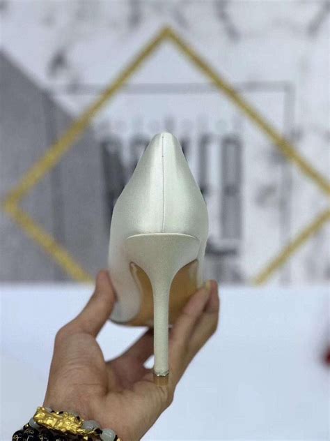 Атласные женские туфли Manolo Blahnik Hangisi 9.5 см каблук белые ...