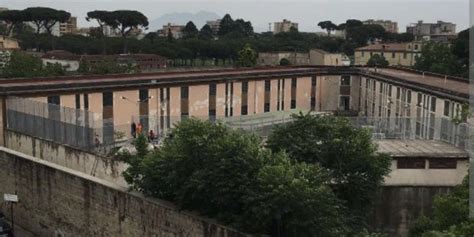 Disordini Nel Carcere Di Aversa Detenuti Aggrediscono Gli Agenti E