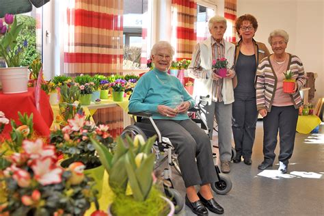 Blumenmarkt im Altenzentrum Maria Lindenhof bringt den Frühling ins