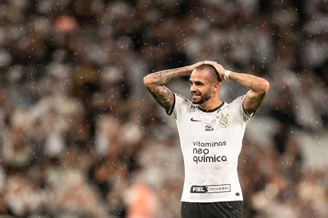 Acabou a paciência? Torcida quer expulsar Renato Augusto do Corinthians ...