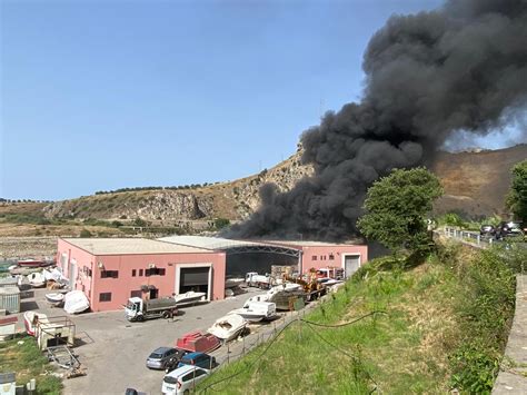 Santagata Militello Incendio In Un Cantiere Nautico Distrutto Un