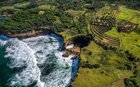 Pantai Karang Bolong Pacitan, Pantai Unik dengan Karang Berlubang