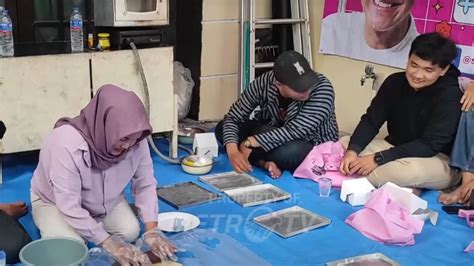 Srikandi Ganjar Gelar Pelatihan Membuat Roti Buaya Bersama Milenial