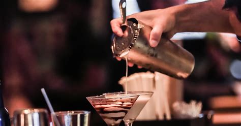 The Rule Of Thumb To Remember For Whether To Stir Or Shake Cocktails