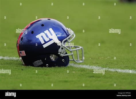 New york giants helmet hi-res stock photography and images - Alamy