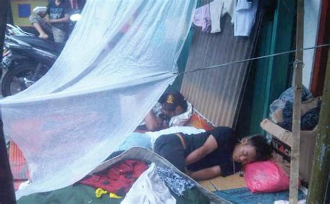 Tenda Dibongkar Korban Banjir Kampung Pulo Tidur Di Emper Toko