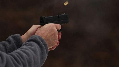 Minaccia Con Una Pistola La Ex E Il Suo Nuovo Fidanzato In Un Bar La