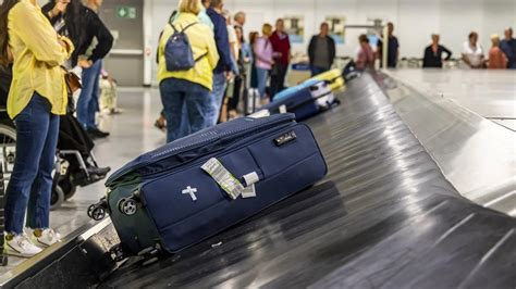 Flughafen Teneriffa Gep Ckarbeiter Pl Ndern Koffer Der Urlauber Welt