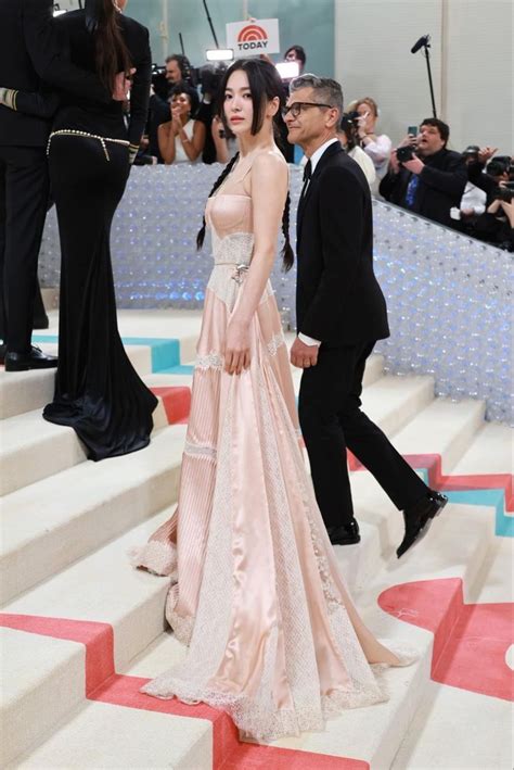 What A Surprise Song Huiqiao Appears At The Fashion Oscar Met Gala