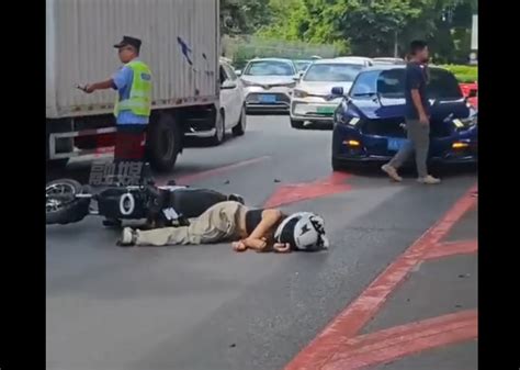 行车记录仪拍下危险一幕！女子驾驶电动车进入机动车道，被黑色小车猛烈撞倒，头部重重摔地上