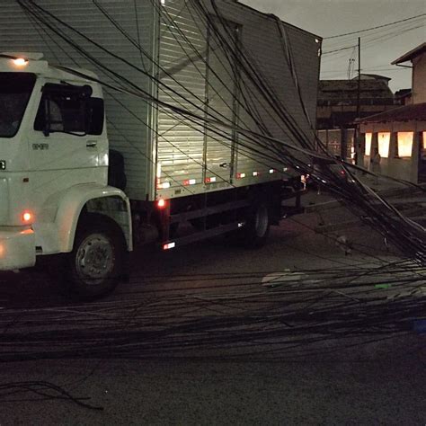 Caminh O Derruba Tr S Postes E Deixa Partes Dos Bairros Laranjeiras E