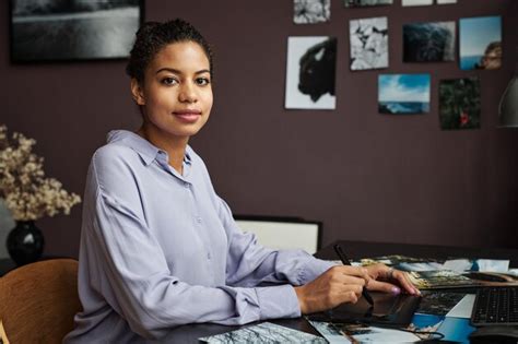 Retrato De Una Joven Positiva Que Usa Una Tableta Gr Fica Al Editar