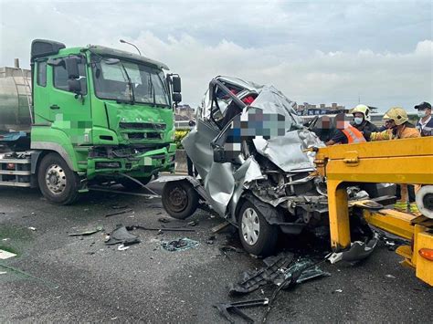 新聞 國1高雄段聯結車連續追撞 休旅車遭夾扁夫妻1死1命危 看板gossiping Ptt網頁版