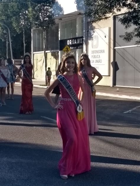 Misses participam de desfile cívico de Linhares Miss Linhares